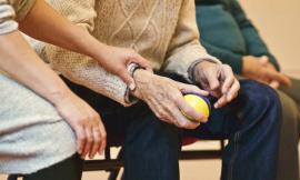 "Anziano intesta l'abitazione alla badante avvenente": cos'è il vitalizio assistenziale e quando è valido