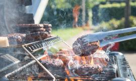 Rovescia il barbecue dei vicini e li aggredisce a colpi di bastone: denunciato 50enne