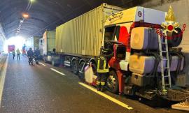 Tamponamento in galleria lungo la A14: code e feriti, arriva l'eliambulanza (FOTO)