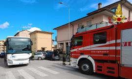 Jesi, scontro tra due auto e un bus: un ferito in ospedale