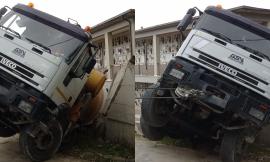 Appignano, camion betoniera esce di strada e abbatte il muro di cinta del cimitero (FOTO)