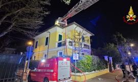 Brucia il tetto di una palazzina, fiamme divampate dal camino