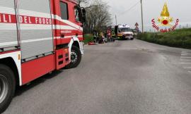 Scontro tra furgone e scooter: 50enne rimane con la gamba incastrata sotto il mezzo: interviene l'elisoccorso