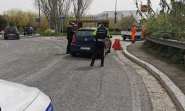 Macerata, scappa alla vista della polizia locale: 17enne inseguito e fermato, era in possesso di hashish