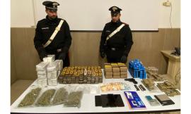 In casa nasconde droga per mezzo milione e una pistola: arrestato pusher maceratese di 22 anni