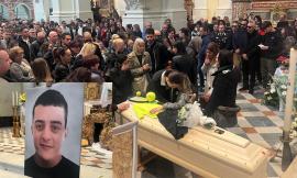 Mogliano, l'ultimo saluto a Federico: "Il suo sorriso e i suoi occhi verdi irradieranno le nostre anime" (VIDEO e FOTO)