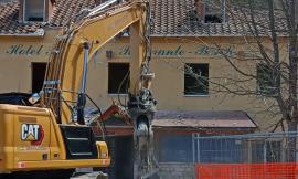 Ussita, al via la demolizione dell'Hotel Felycita: "È un giorno di rinascita"