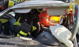 Scontro frontale tra due auto: quattro feriti, un 56enne trasferito d'urgenza a Torrette (FOTO)