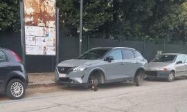 Macerata, assiste un parente in ospedale e gli rubano le ruote dell'auto