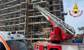 Incidente sul lavoro nel cantiere, operaio ferito a una gamba: recuperato dai vigili del fuoco