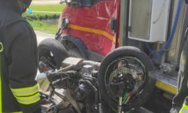 Visso, grave incidente tra una moto e un autocarro: centauro trasportato a Torrette
