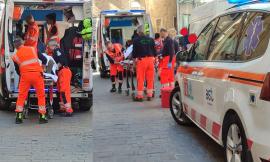 Macerata, urtato da un'auto in retromarcia: pedone finisce in ospedale