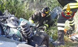 Auto prende fuoco dopo lo schianto con un camion: muore una donna