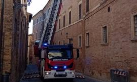 San Severino, cornicione si stacca e cade al suolo: strada chiusa per un'ora