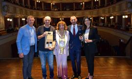 Matelica, Leonardo Manera show al Piermarini: sul palco premiati artigiani e realtà sportive