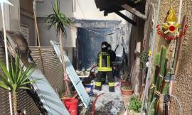 Civitanova, fiamme nel cortile dell'abitazione: allarme nel pomeriggio