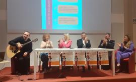 Macerata, Anna Mazzamauro mette in guardia sulle truffe agli anziani: successo per "Protetti insieme"