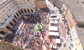 Recanati, in piazza Leopardi torna il motoraduno: Franco Uncini super ospite