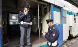 Coppia viaggia senza biglietto, l'uomo minaccia il capotreno: denunciato