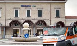Macerata, scontro tra auto e scooter davanti alla stazione: ragazza trasportata all'ospedale