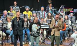 Melodie e colori, la banda musicale di Matelica trasporta il Teatro Piermarini negli Anni '60