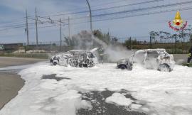 Paura lungo la Statale, due auto prendono fuoco dopo il tamponamento: c'è un ferito (FOTO)