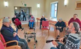 Potenza Picena, la musicoterapia per aumentare il benenesse degli anziani: il metodo Rusticucci alla casa di riposo