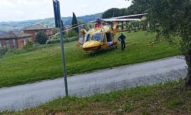 Recanati: 64enne si ferisce in casa con un coltello, trasportato in eliambulanza a Torrette