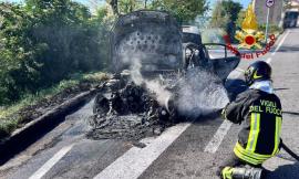 Auto divorata dalle fiamme durante la marcia: pronto intervento dei vigili del fuoco