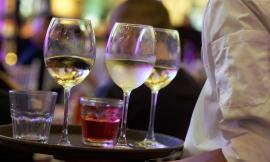 Cameriere in malattia da mesi, in realtà lavora in nero in un altro ristorante: denunciato