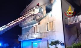 Appartamento a fuoco nella notte, gli inquilini trasferiti a Torrette: si erano rifugiati in camera da letto