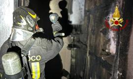 Fiamme nel balcone di una palazzina: paura per mamma e figlio