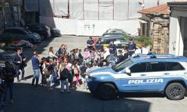 Macerata, "un giorno in questura": gli alunni dell'Istituto salesiano salgono a bordo della "volante"