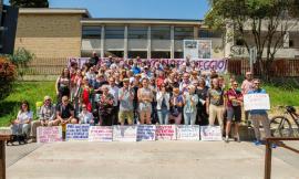 "Si centro civico, no parcheggio": flash mob a Porto Potenza contro l'abbattimento delle ex scuole