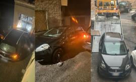 Macerata, esce di strada nella notte e fa strike di auto in sosta: conducente si dilegua dopo lo schianto (FOTO)