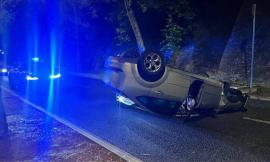 Macerata, auto si ribalta lungo le mura: conducente illeso