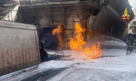 Paura in pieno centro, fuga di gas innesca un incendio: coinvolta un'autovettura