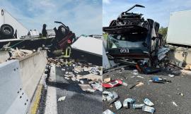 Paura in A14, camion frigo si ribalta e abbatte lo spartitraffico: due feriti e traffico il tilt (FOTO e VIDEO)