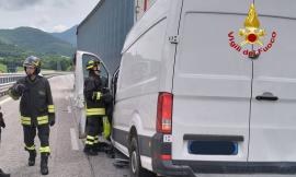 Incidente mortale lungo la Statale 76, scontro tra furgone e autotreno: perde la vita un 42enne