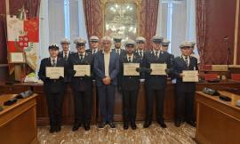 Macerata, dai salvataggi ai furti sventati: encomi agli agenti della polizia locale, tutti i nomi dei premiati