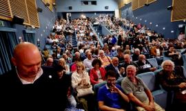 Luca Paolorossi 'infiamma' il teatro Torquis: "Filottrano ha bisogno di un cambiamento". Ecco la lista a suo sostegno (FOTO E VIDEO)