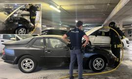 Macerata, auto va a fuoco mentre si appresta ad uscire dal parcheggio dei Giardini Diaz (FOTO)