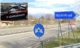 Tolentino, si schianta contro la cuspide dello svincolo in superstrada e rifiuta l'alcol test: denunciato