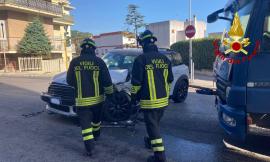 Scontro frontale all'incrocio tra un'auto e un furgone: tre feriti in ospedale, tra cui due bambini