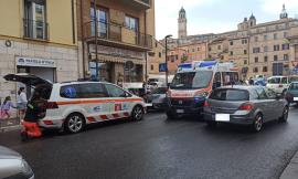 Macerata, uomo investito da un'auto mentre  attraversa la strada: soccorsi sul posto