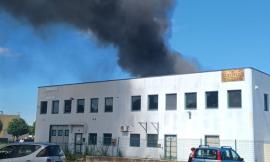 Porto Recanati, capannone a fuoco in via dell'Industria: bruciano i pannelli fotovoltaici