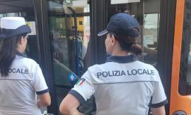Macerata, sorpreso sul bus senza biglietto ma con decreto d'espulsione: denunciato 26enne