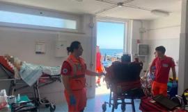 Paura in spiaggia, novantenne rischia di affogare: salvato dai bagnanti