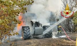 Vasto incendio nelle campagne di Recanati: a fuoco un campo di grano e un trattore (FOTO)