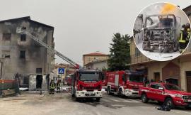 Autocisterna va a fuoco, le fiamme danneggiano una palazzina: appartamenti inaccessibili (FOTO)